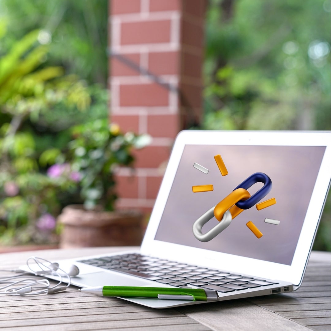 Internal Linking in Dental SEO visualized with a 3D link displayed on a laptop outdoors.